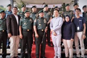 Pangkostrad foto bersasma usai kegiatan.